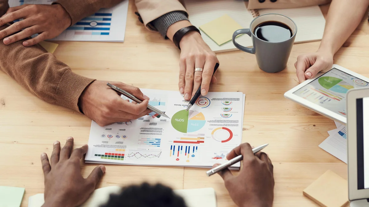 Profesionales analizando gráficos de presupuesto de marketing digital para pymes