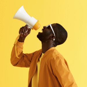Hombre gritando con megáfono sobre fondo amarillo para captar atención