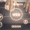 Soluciones integrales en seguridad y diseño web Manos escribiendo en portátil rodeadas de iconos digitales relacionados con seguridad, diseño y conectividad web