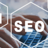 Imagen representativa del servicio de Posicionamiento SEO Manos escribiendo en portátil con iconos de SEO, análisis y optimización web